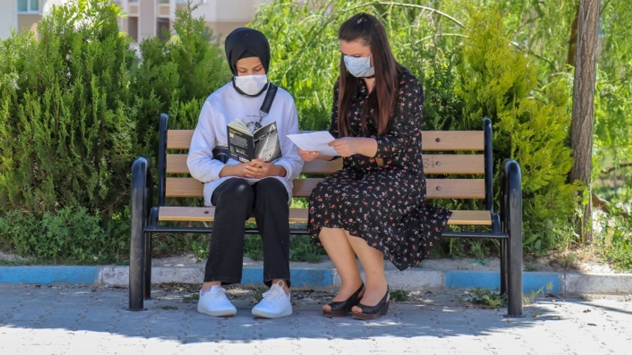Elif Beyza Sonduk okuduğu İngilizce kitabın film afişini çizerek "oxford" yarışmasında birinci oldu!