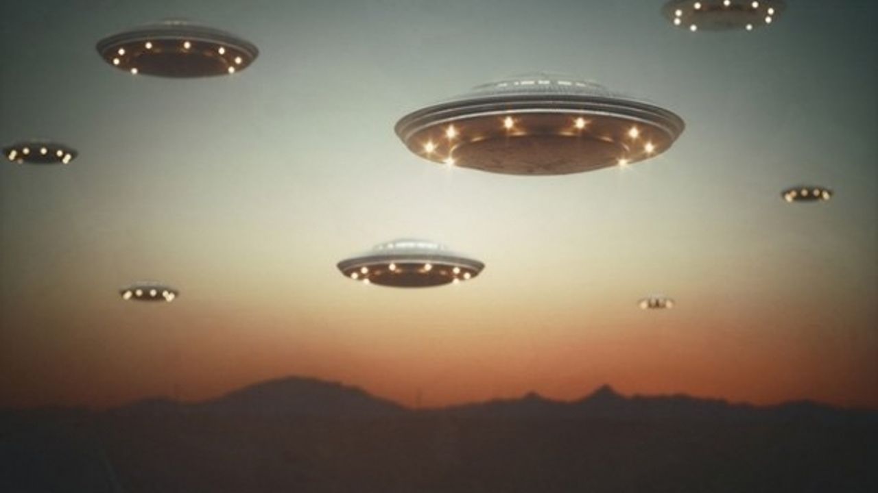 NASA'nın Uluslararası Uzay İstasyonu canlı yayınında UFO'lar görüldü!