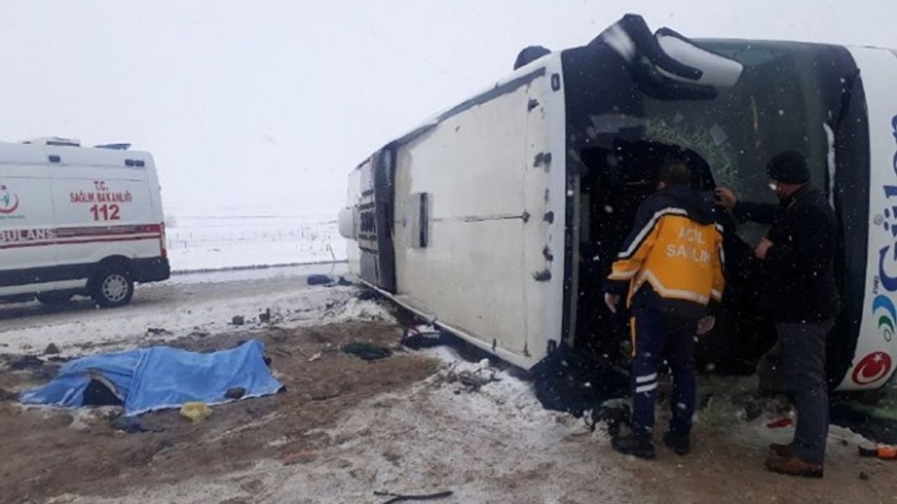 Feci kaza! Yolcu otobüsü şarampole yuvarlandı: 1 kişi öldü, 5'i ağır 15 kişi de yaralandı!