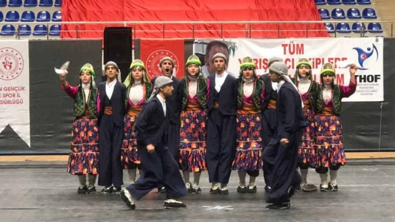 Van’da okullar arası halk oyunları yarışmasının galibi belli oldu!