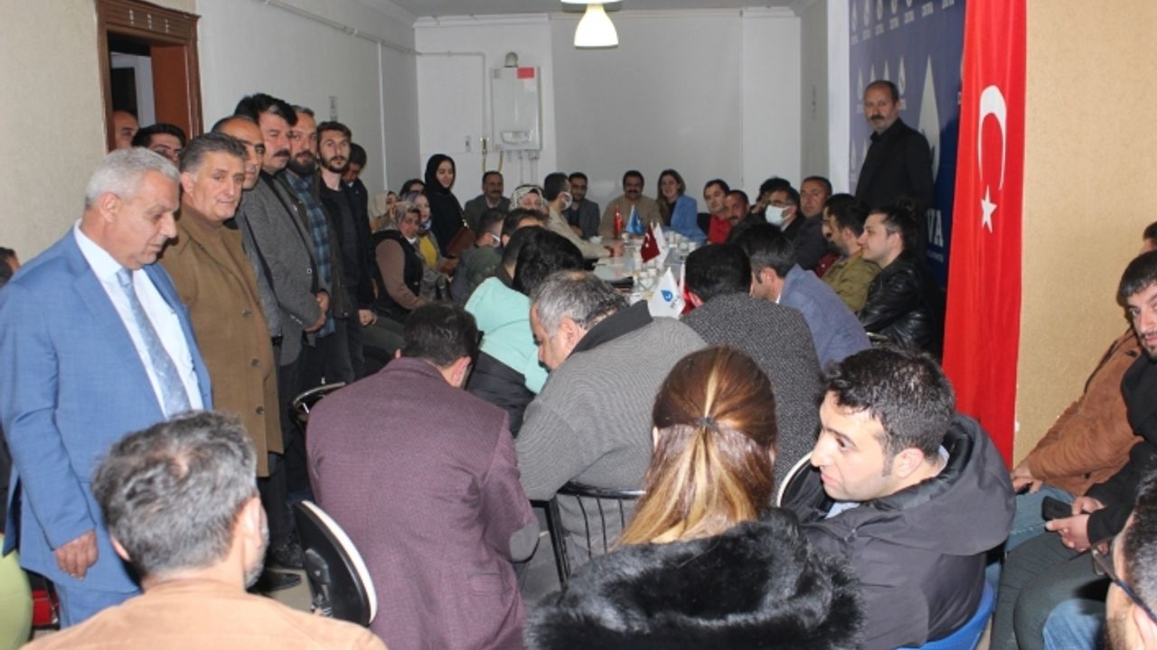 Deva Partisi Van İl Başkanı Erdinç Peker, Vatandaşlarla çay sohbetinde bir araya geldi