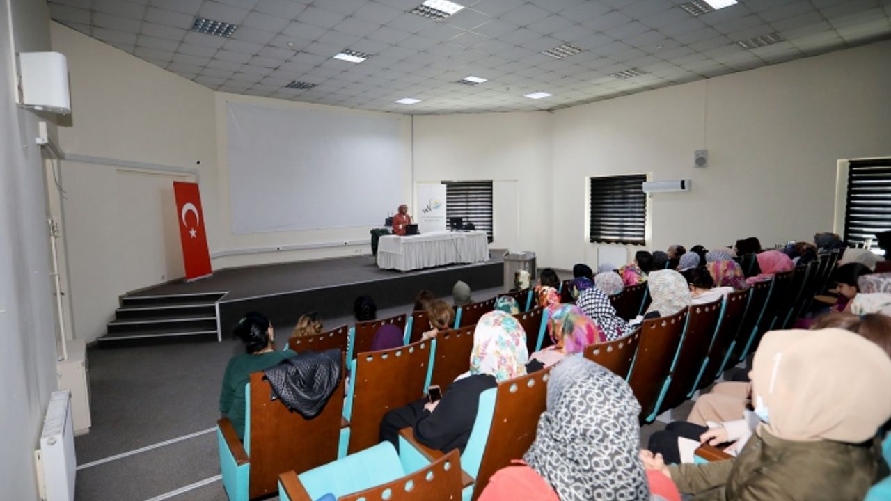 Van’da ‘bilinçli medya kullanımı’ semineri düzenlendi!