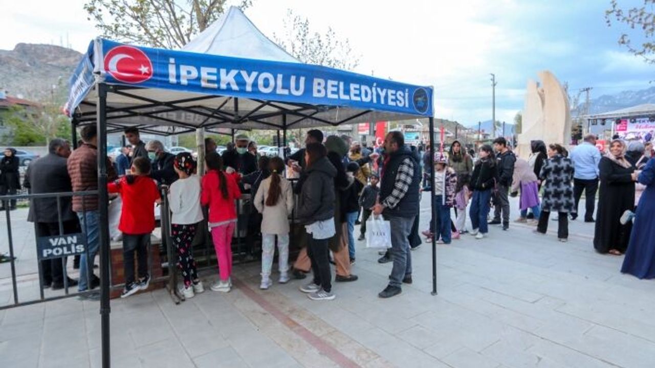 Van'da "Hıdırellez" Kutlandı! Etkinliğine katılan vatandaşlar eğlenceli anlar yaşadı.