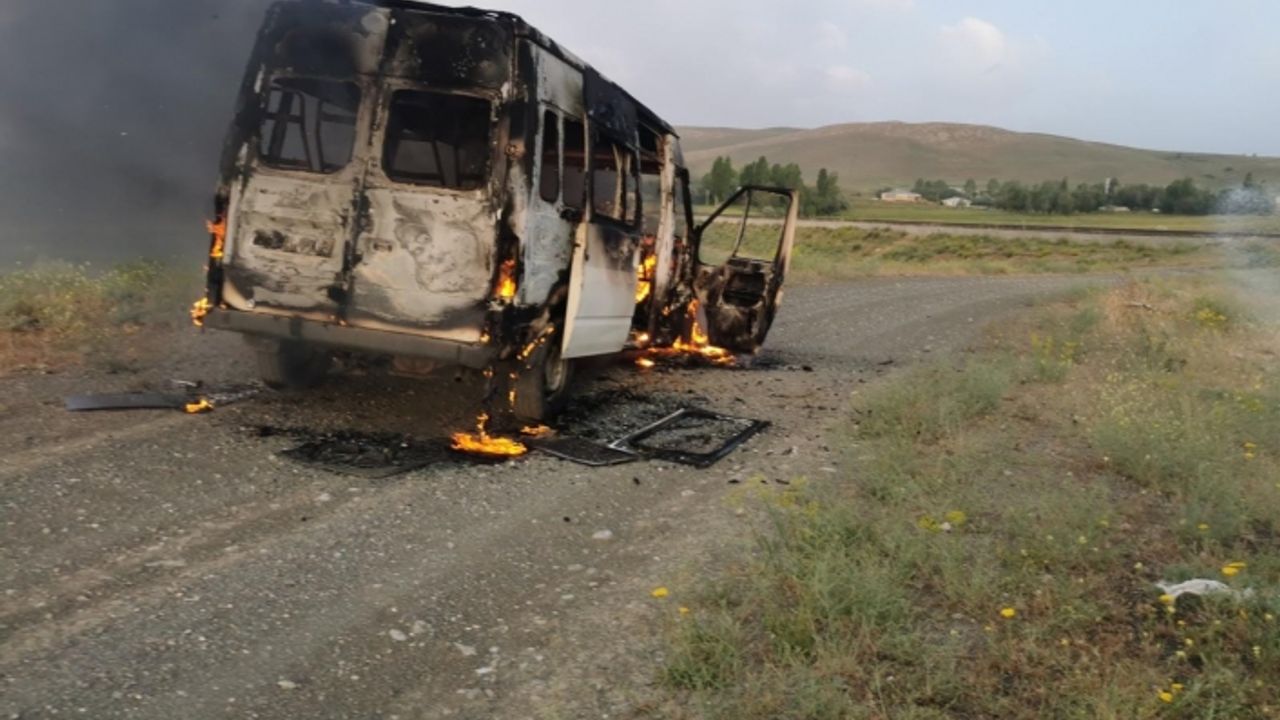 Boş araziye terk edilen minibüs alev alev yandı