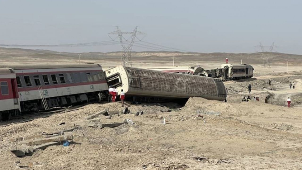 Tren faciası! Yolcu treni raydan çıktı: 17 ölü, 50 yaralı!