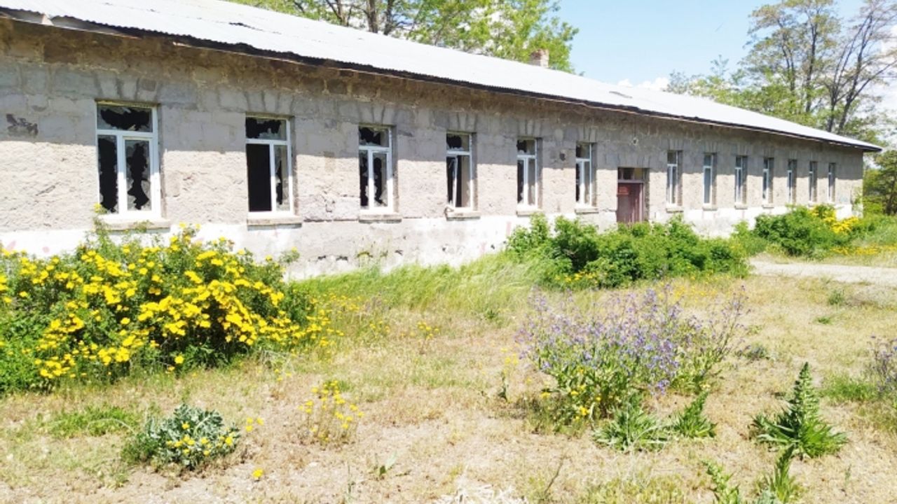 Ernis Köy Enstitüsü harabe halden kurtulmayı bekliyor!