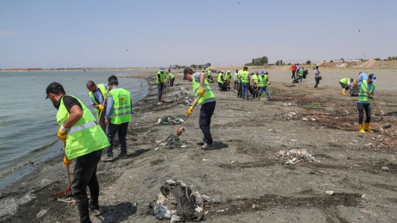 Van Gölü sahilleri çöpten arındırılıyor: Sahilde tonlarca çöp toplandı!