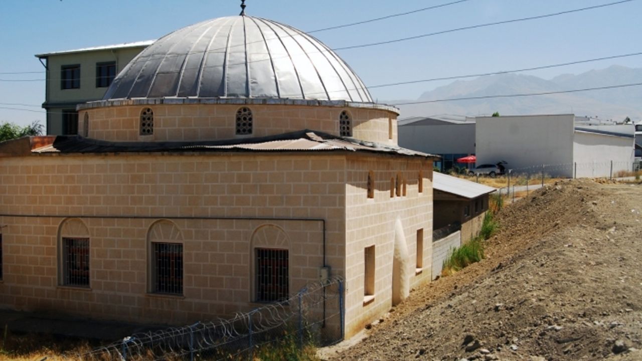 Van'da cami cemaati istinat duvarının yapılmasını istiyor!