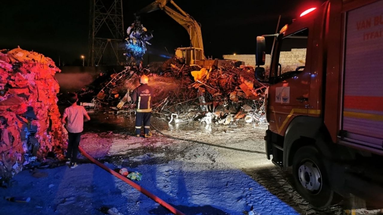 Van'da Hurdacılar Sitesinde bir haftada 3 yangın! 15 ton civarı hurda malzeme yandı
