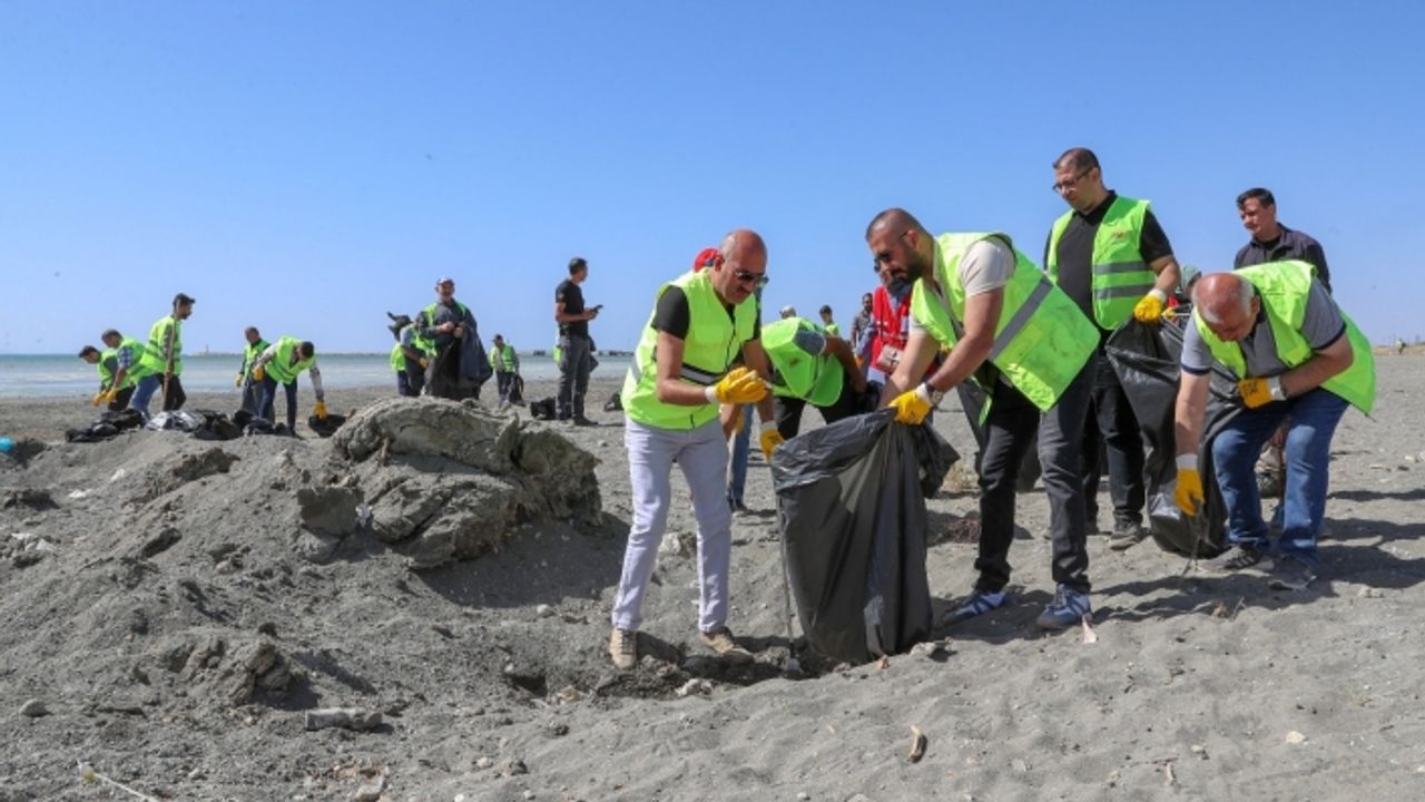 Van Gölü için temizlik seferberliği! Van gölü sahilinde 20 ton çöp toplandı