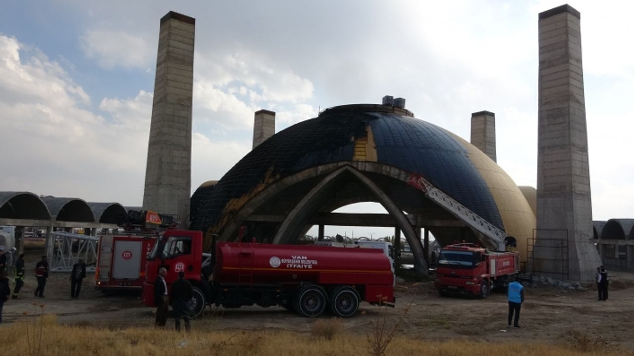 Van YYÜ’deki Cami inşaatında çıkan yangın kontrol altına alındı!