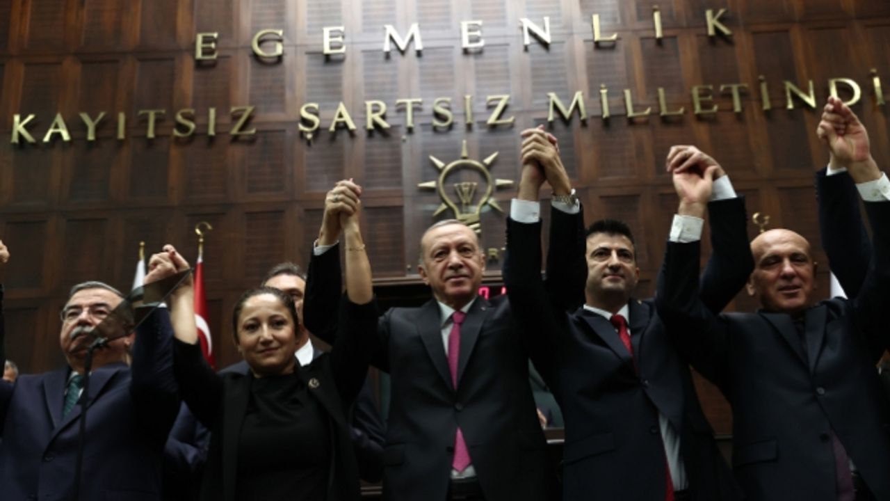 İYİ Parti'den AK Parti'ye flaş katılım! İYİ Parti'li belediye başkanı AK Parti'ye katıldı! Rozetini Erdoğan taktı