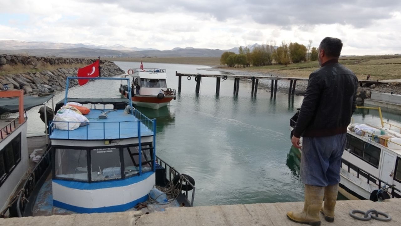 Van Gölü'nde karaya oturan balıkçı tekneleri yeniden vira bismillah dedi!