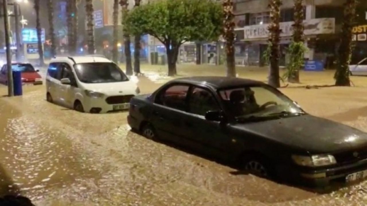 Antalya'da sağanak: Evleri su bastı, araçlar zarar gördü