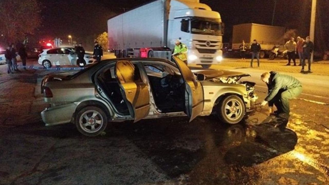 Hatalı sollama can aldı! Fabrika duvarına çarpan araçta 2 kişi yaşamını yitirdi