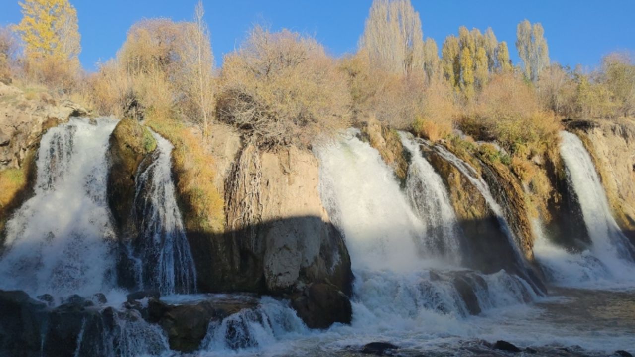 Sonbaharın renklerine bürünen Muradiye Şelalesi'nden görsel şölen!