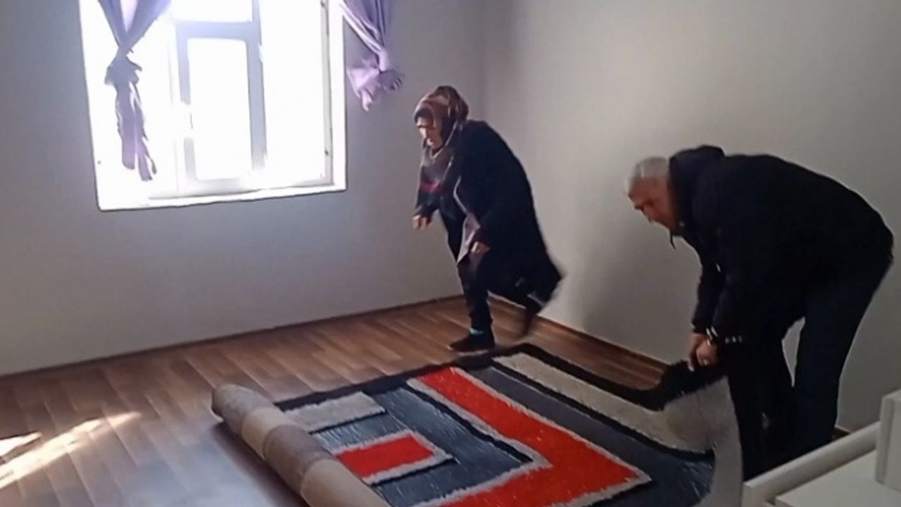 Özalp'ta Mahalle Muhtarı Erol 12 kişilik depremzedeye yuvasını açtı!