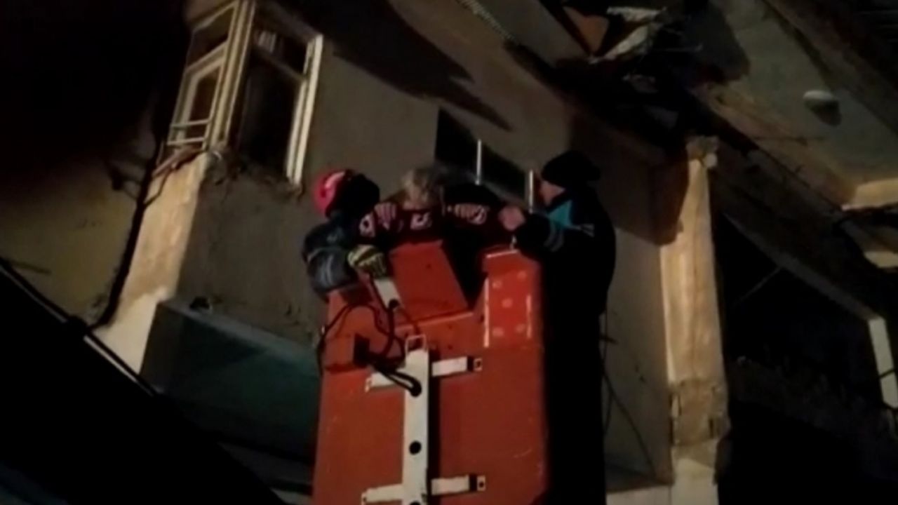 Van'dan gidecek ekip 80 yaşındaki kadını enkazdan sağ çıkarttı!