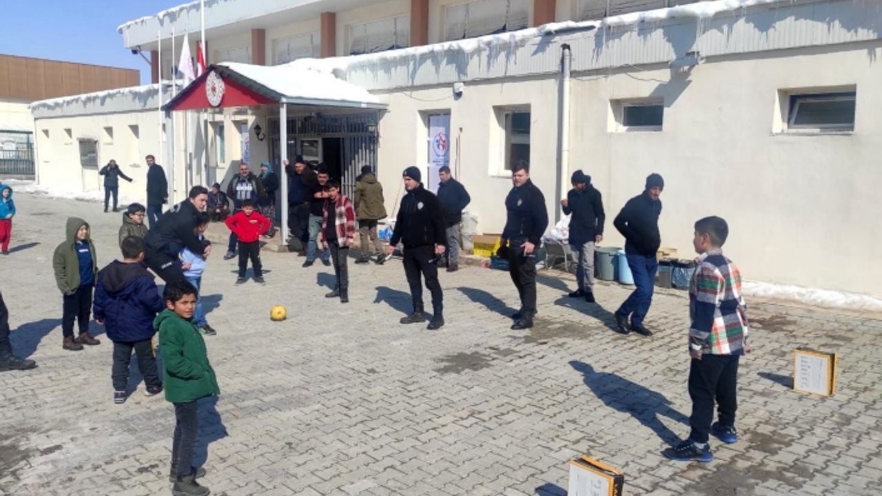 Van polisinden depremzede çocuklara moral!