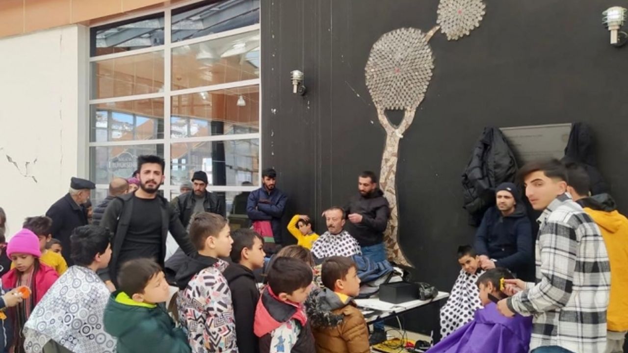 Vanlı berberler, Malatya’da depremzedeleri tıraş ediyor!