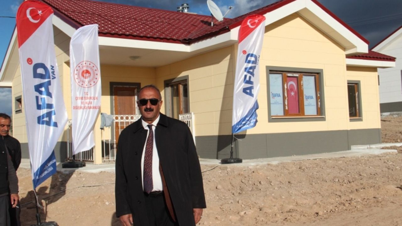 Vanlı muhtar, deprem bölgesine 8 konteyner bağışladı!