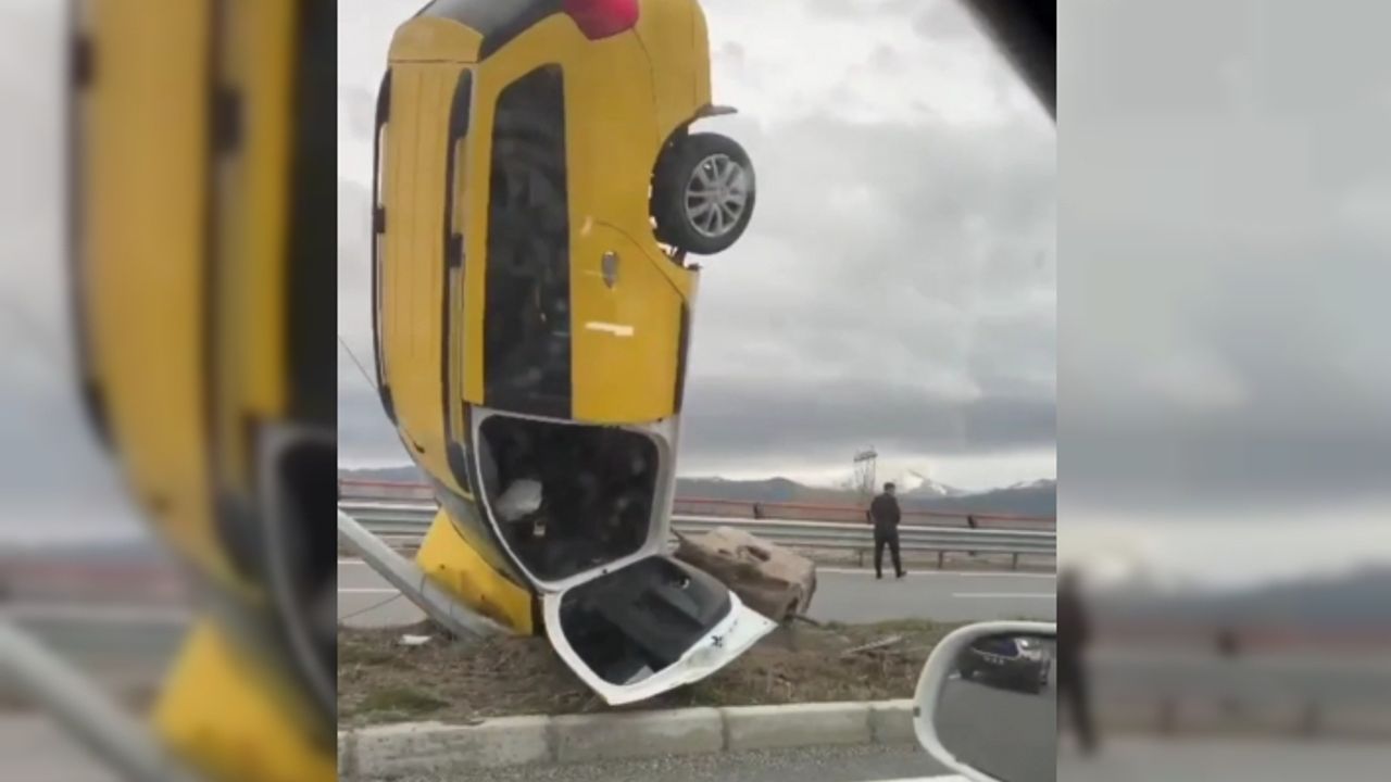 Van'da ilginç bir kaza: Elektrik direğine çarpan araç dik durdu!