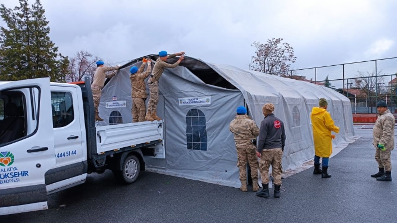 Van Jandarması deprem bölgesindeki çalışmalarına sürdürüyor!