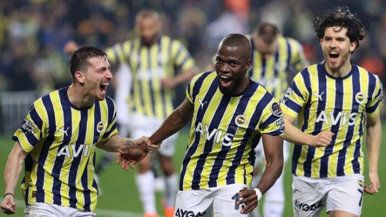 Derbide 10 kişi kalan Beşiktaş, geriye düştüğü maçta Fenerbahçe'yi yendi