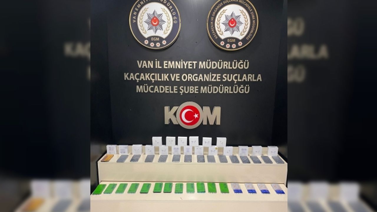 Van'da kaçakçılık operasyonu! 56 adet kaçak cep telefonu ele geçirildi