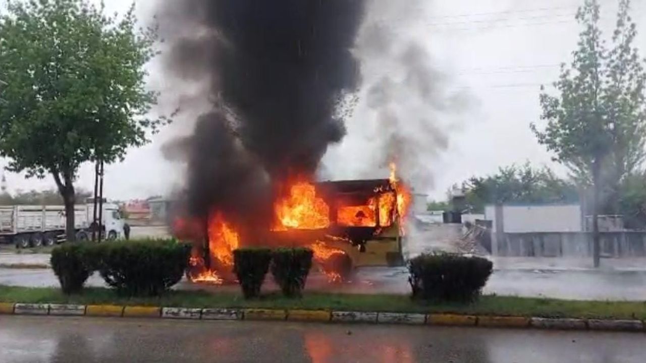 Van'da şehir içi minibüs alev alev yanarak küle döndü!