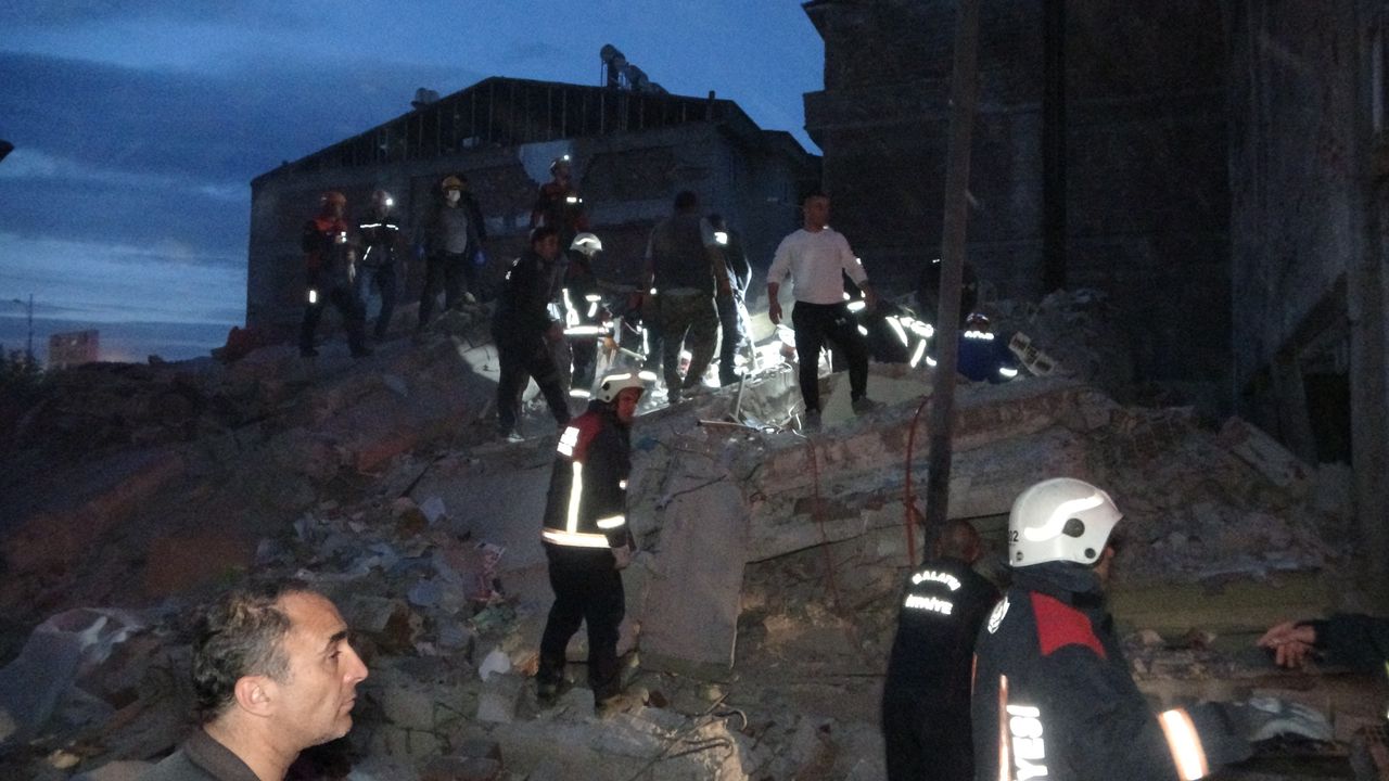 Malatya’da 3 katlı ağır hasarlı bina çöktü: 1 kişi öldü!