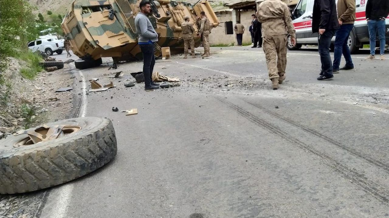 Son Dakika | Van-Hakkari karayolunda askeri araç devrildi: 3 asker yaralı!