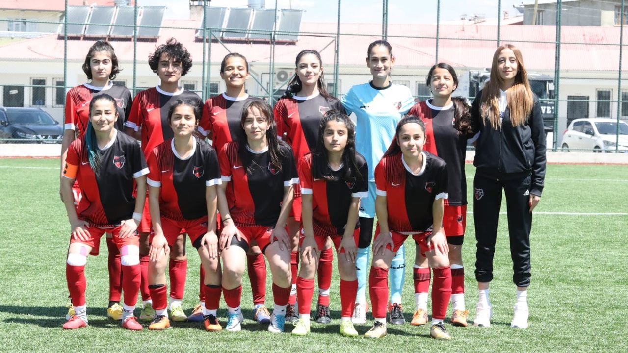 Van Büyükşehir Belediyespor Kadın Futbol Takımı Play-Off’a kaldı!