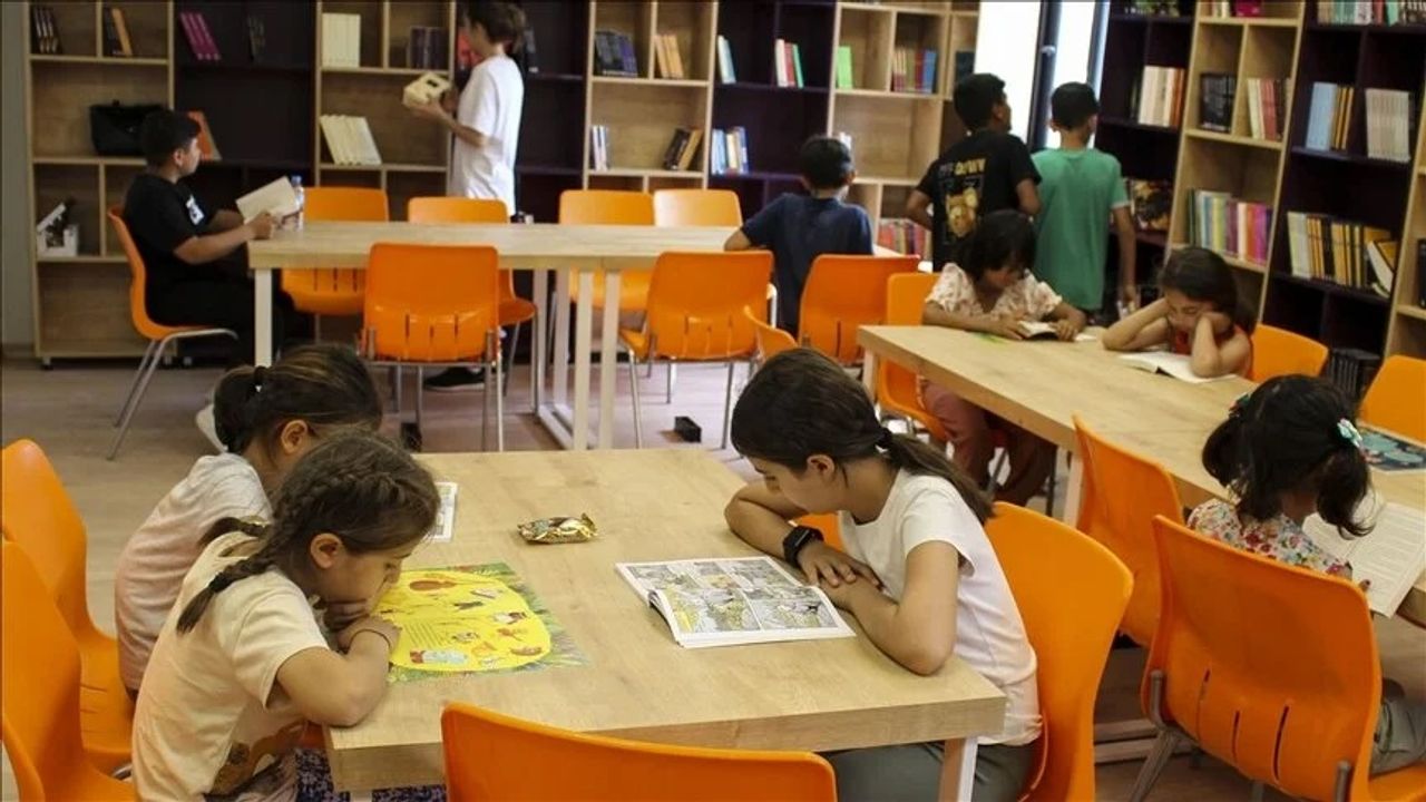 Hatay'da depremzede çocuklar konteyner kentteki kütüphanede kitapla buluştu