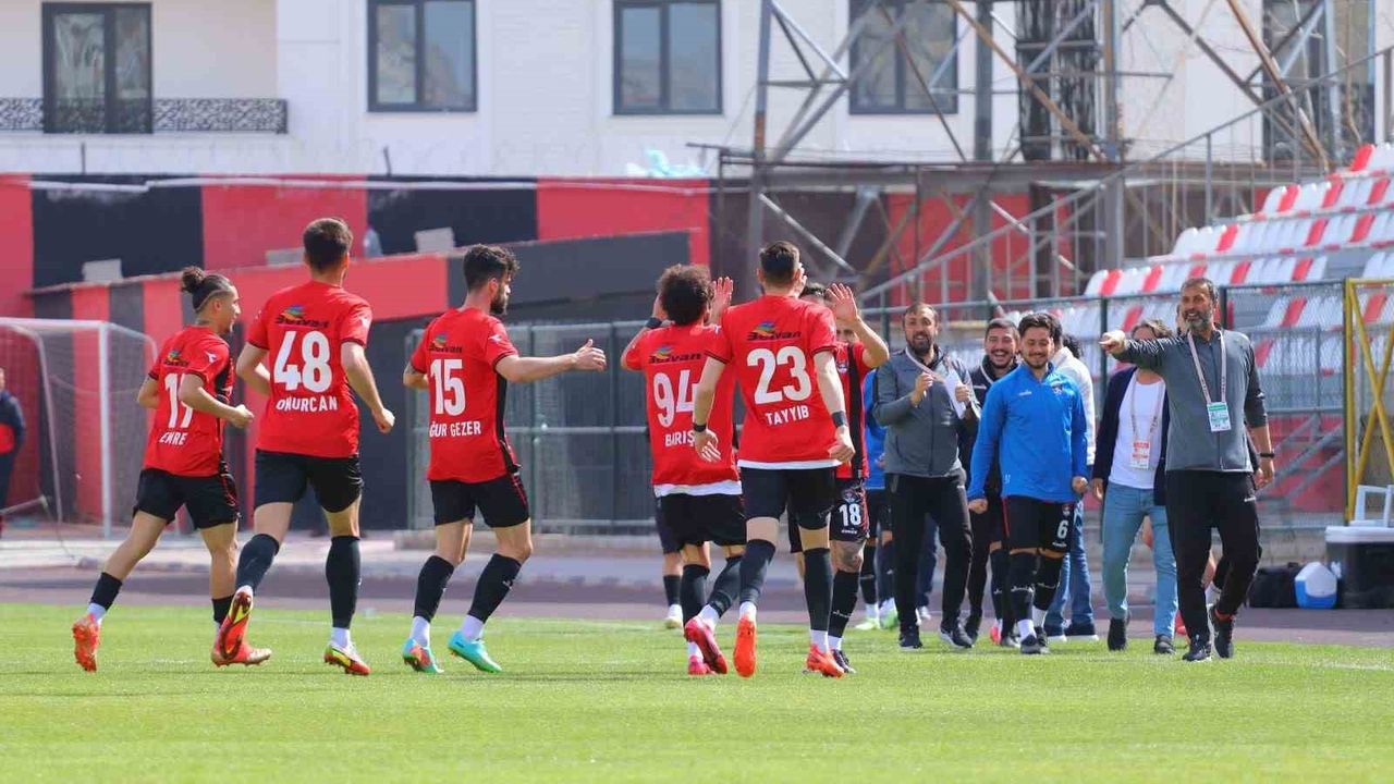 Vanspor Tayyib Kanarya'nın hat-trick yaptığı maçta gol oldu yağdı!