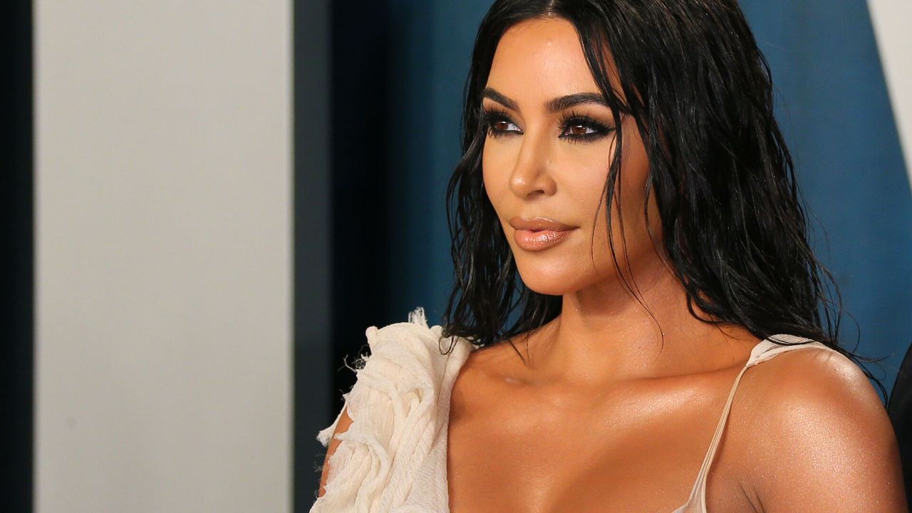 Kim Kardashian Mini bikinisini giyip kıvrımlarını gösterdi