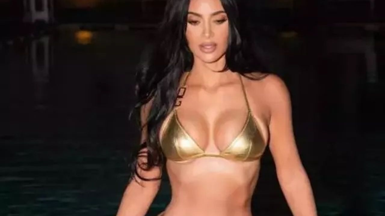 Kim Kardashian altın rengi bikinisiyle çarpıcı pozlar verdi