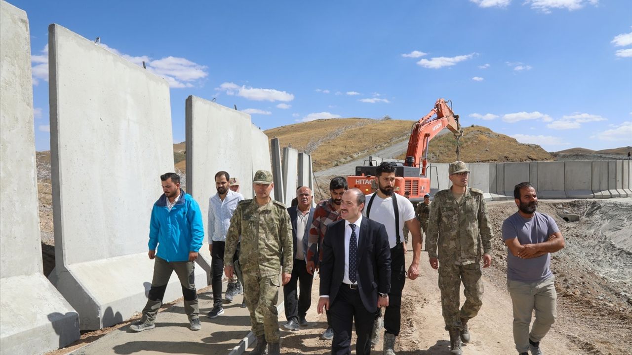 Van-İran sınırında düzensiz göçe karşı güvenlik duvarı inşa çalışmaları devam ediyor
