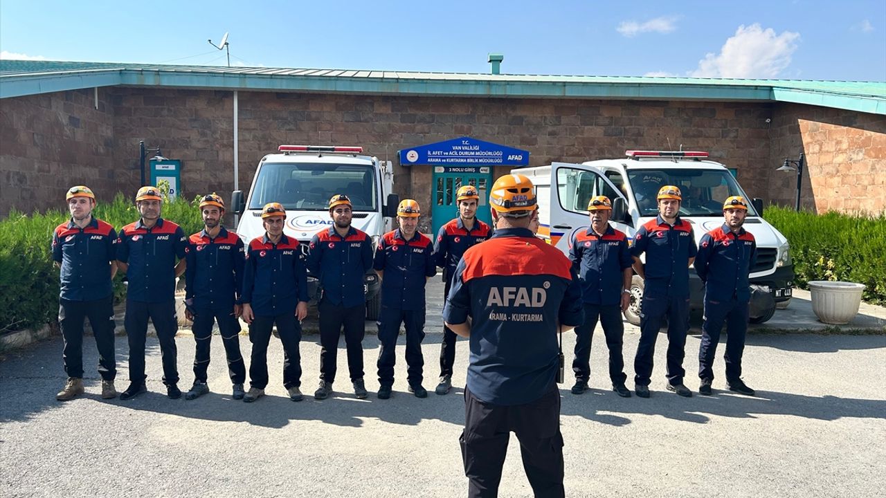 Van'da, Fas'taki deprem için görevlendirilen arama kurma ekibi Ankara'ya uğurlandı