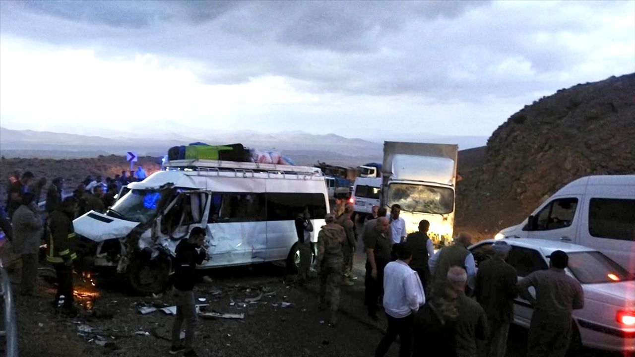 Van'da minibüs ile kamyonet çarpıştı: 1 kişi öldü, 11 kişi yaralandı!