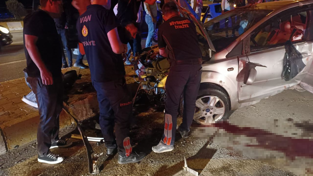 Van’da otomobil ile kamyonet çarpıştı: Hurdaya dönen araçta, 3 kişi yaralandı!