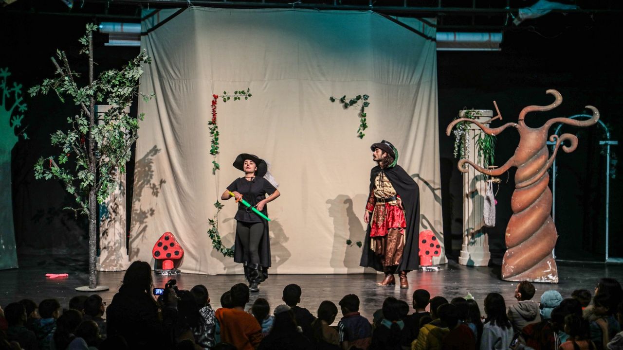 Büyükşehir belediyesinin öğrencilere yönelik tiyatro etkinlikleri yoğun ilgi ile başladı
