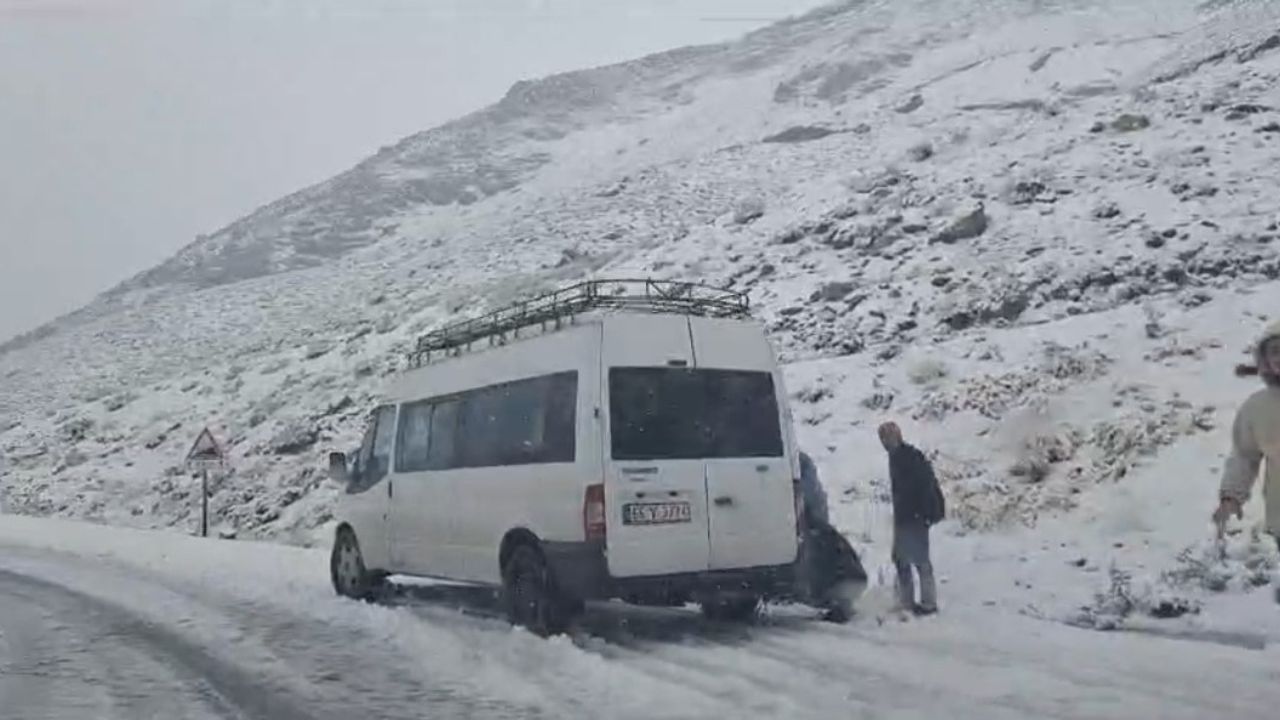 3 bin rakımlı Karabet Geçidi'nde kuvvetli kar yağışı! Araçlar yolda kaldı...
