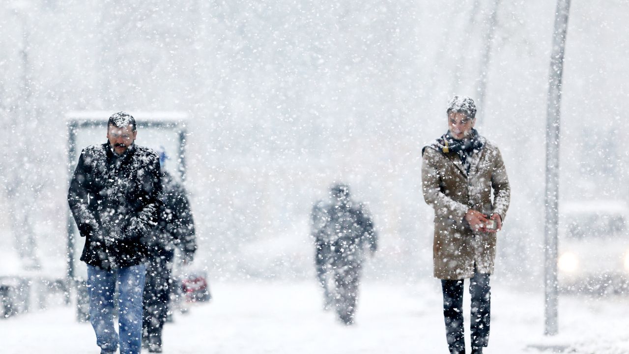 Van'da yoğun kar yağışı! Yarın okullar tatil mi? 18 Aralık 2023