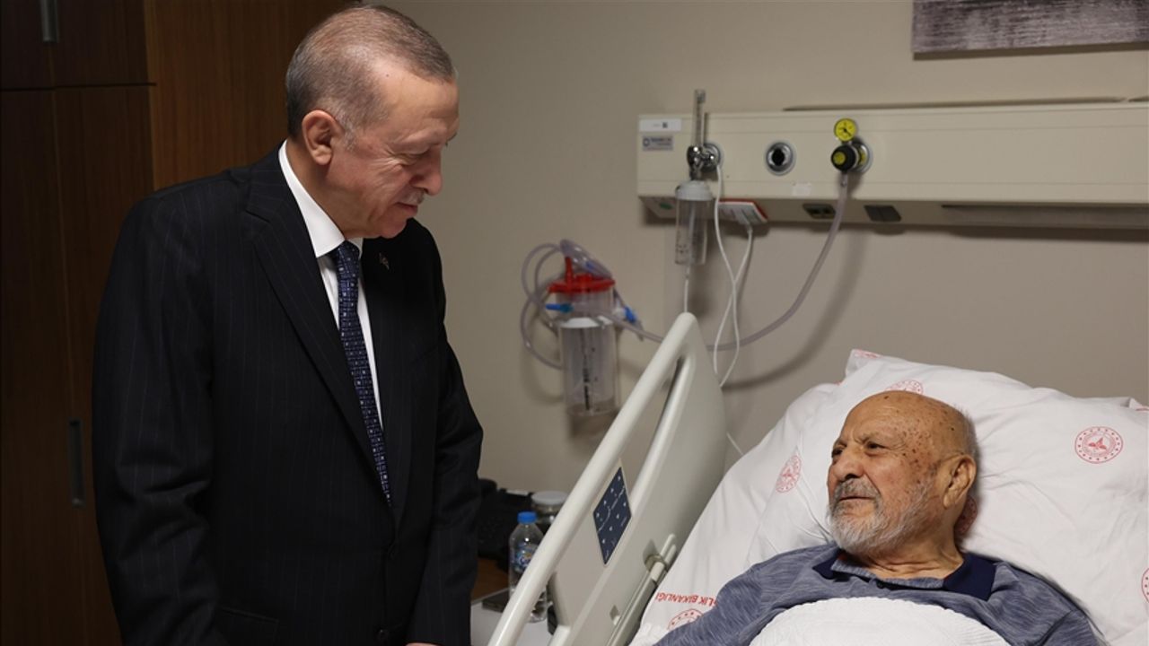 Cumhurbaşkanı Erdoğan, eski Devlet Bakanı Aksay'ı hastanede ziyaret etti
