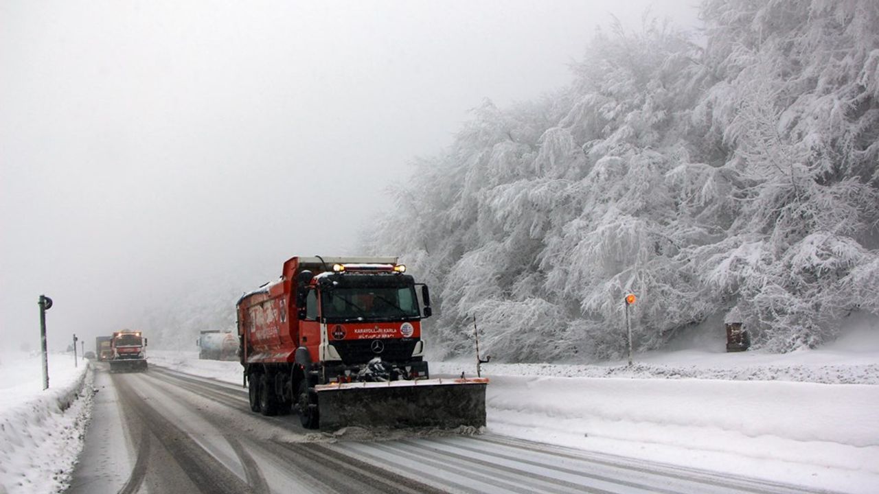 Kar ve tipi nedeniyle kapatılan Tendürek Geçidi trafiğe açıldı!