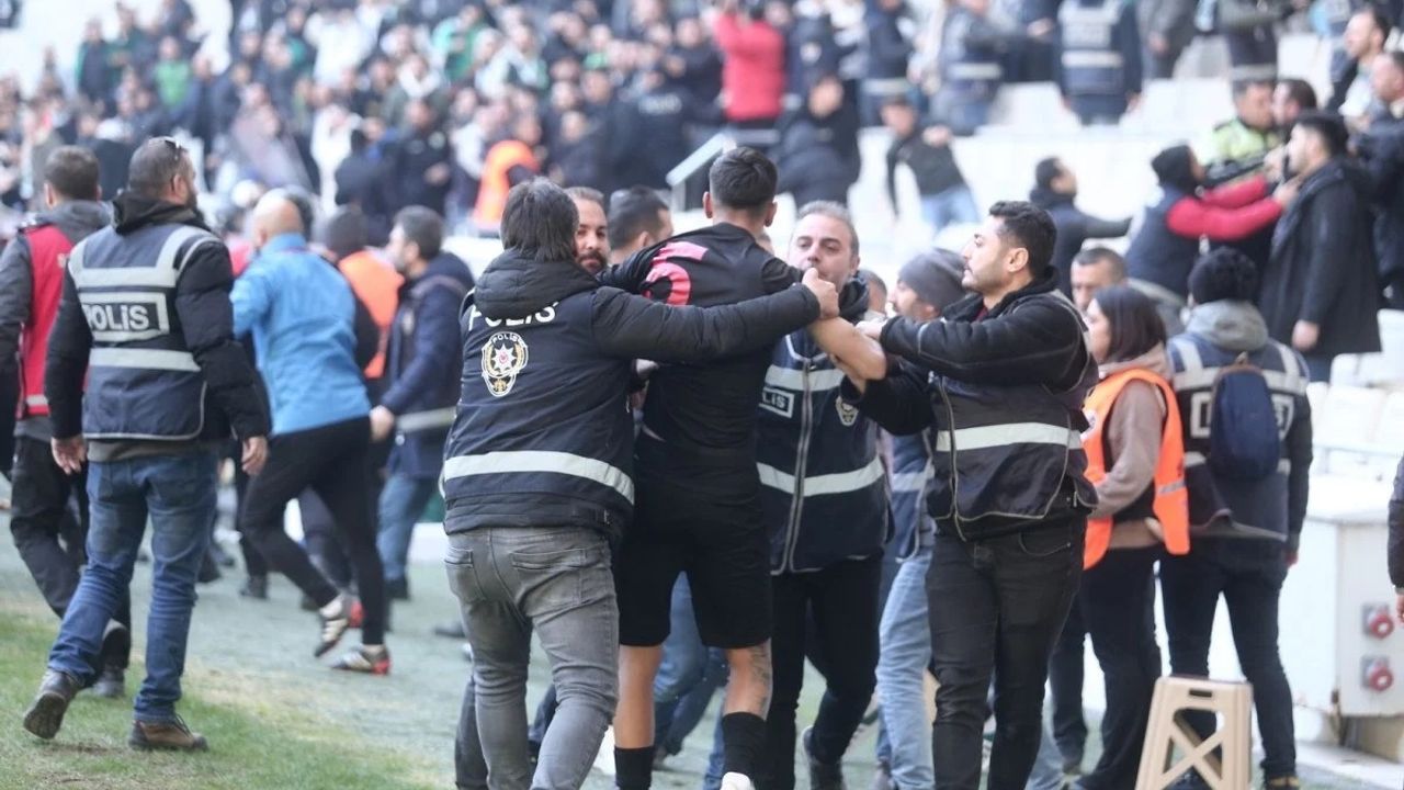 Bursaspor - Diyarbekirspor maçında saha karıştı