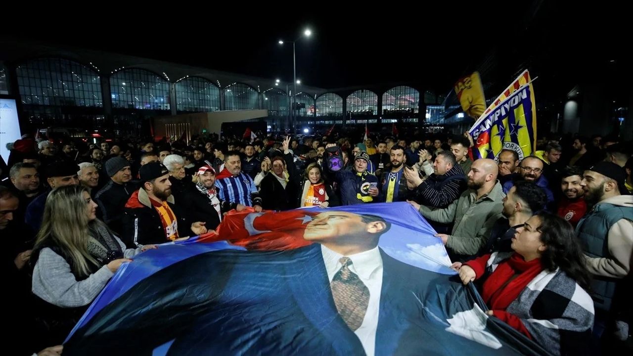 Fenerbahçeli ve Galatasaraylı taraftarlar, takımlarını karşılamak için havalimanlarına akın etti