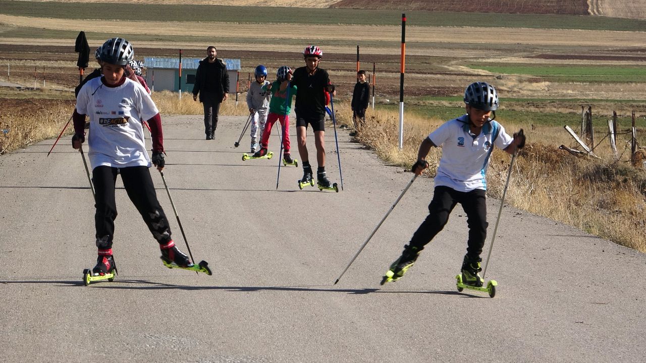 Vanlı kayakçılar asfalt yolda kayaklı koşu şampiyonasına hazırlık!