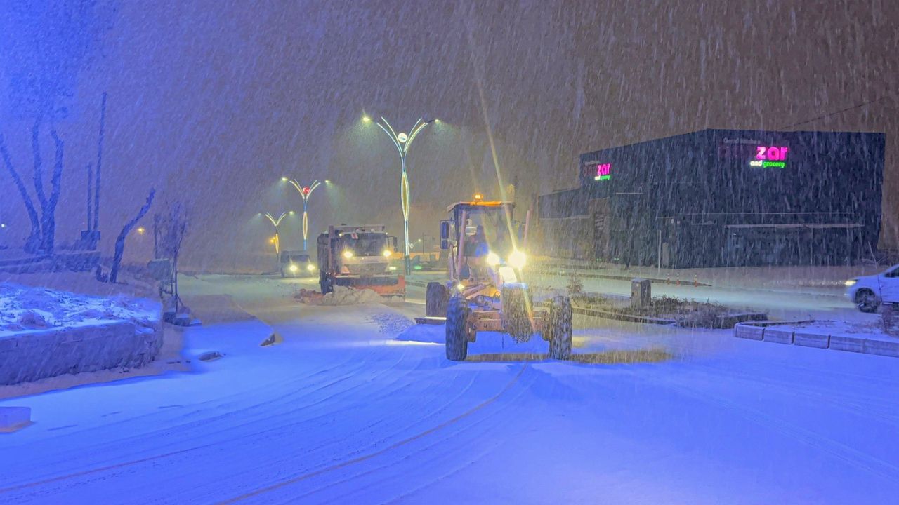 Van’da ekiplerin kar mesaisi sabaha kadar devam etti!
